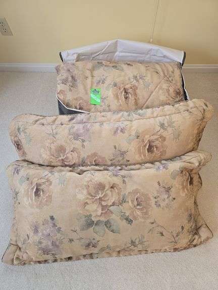 Queen size comforter with 2 matching pillows image
