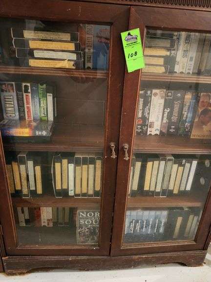 Display cabinet with contents