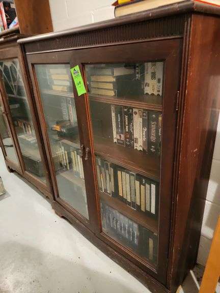Display cabinet with contents