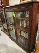 Display cabinet with contents