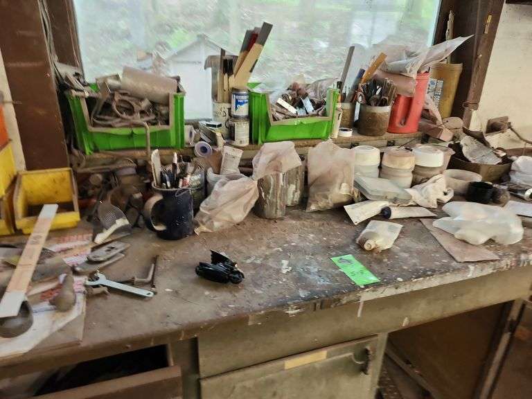 Workbench with contents No vice