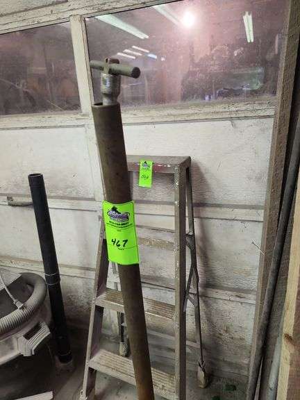 Floor Jack, I'm not sure if it works 1 1/2 ton