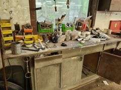 Workbench with contents No vice
