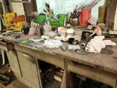 Workbench with contents No vice