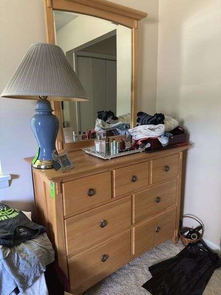 Dresser with mirror no contents