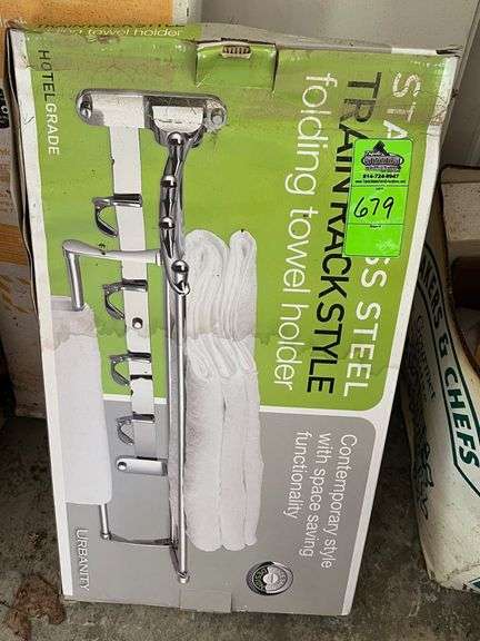 Folding towel holder