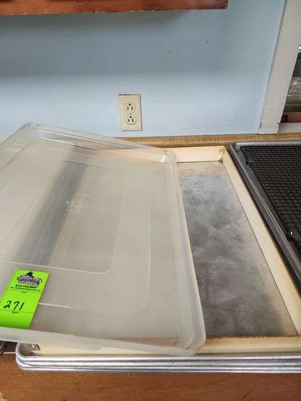 Sheet pan with lid and cake mold