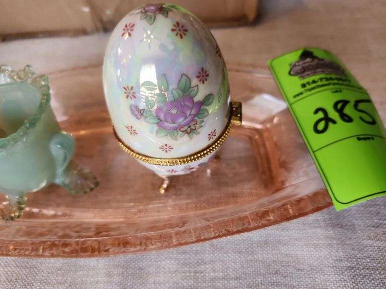 Serving tray egg holder with egg