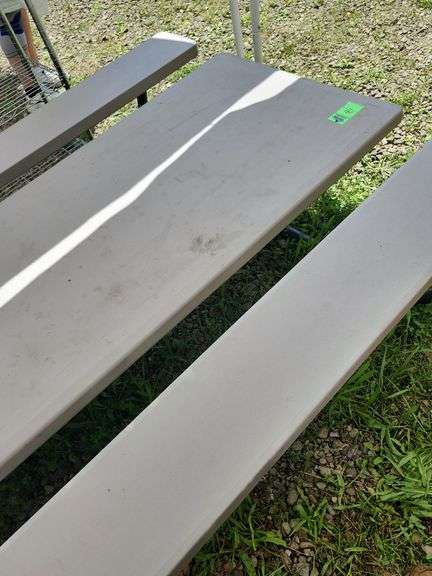 Picnic table