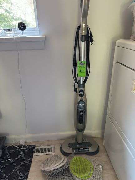 Shark steam and scrub with multiple sets of pads