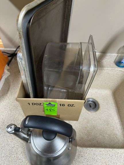 Teapot and 4 ￼cookie sheets