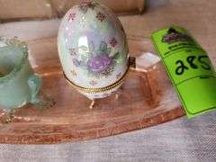 Serving tray egg holder with egg