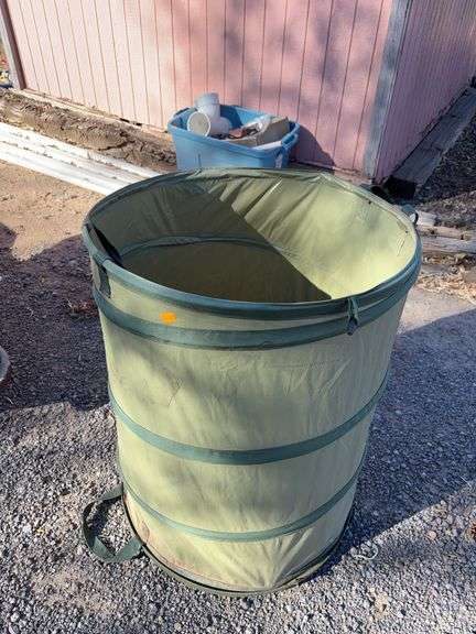 Collapsible trash bin image