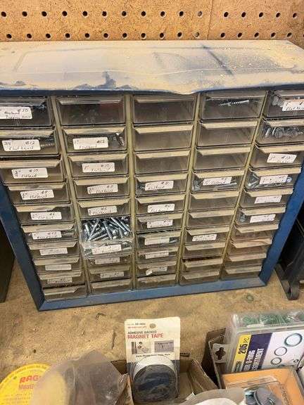 Assorted screws image