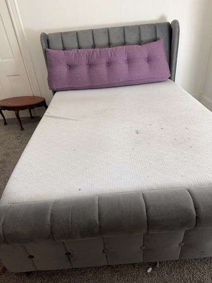 Queen size bed image