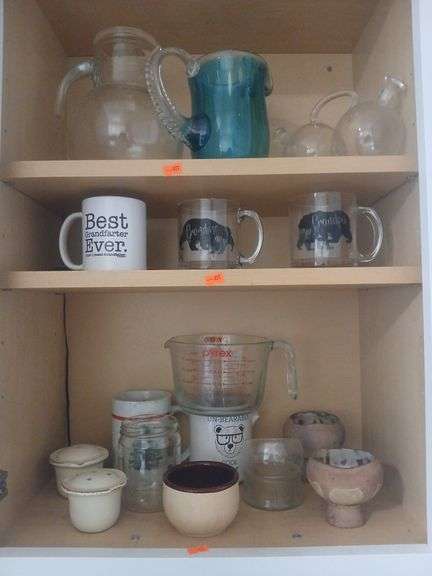 Cups and measuring cups / pitchers image