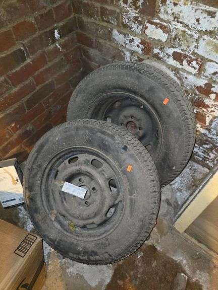 Two tires Christmas tree water line respirator. image