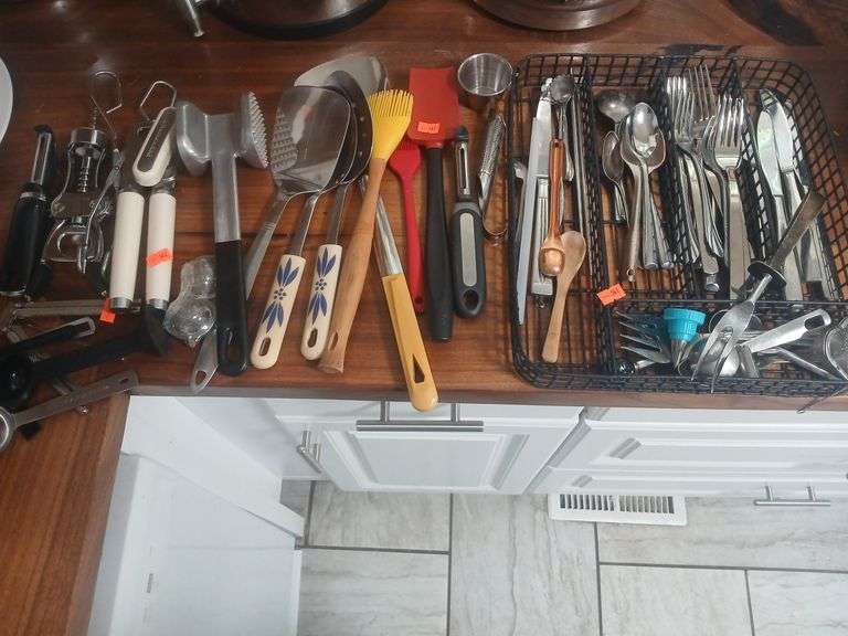 Silverware/ utensil with metal organizer image