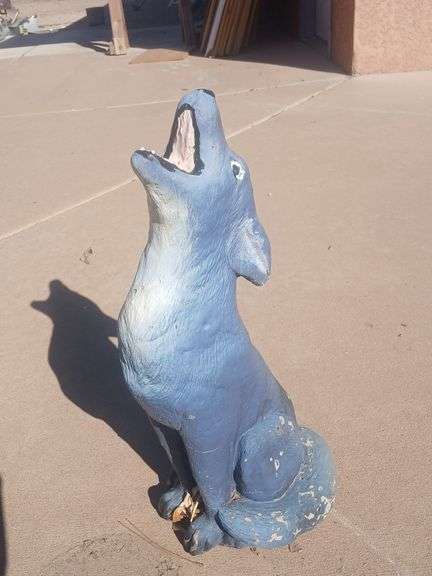 Howling wolf yard decoration image