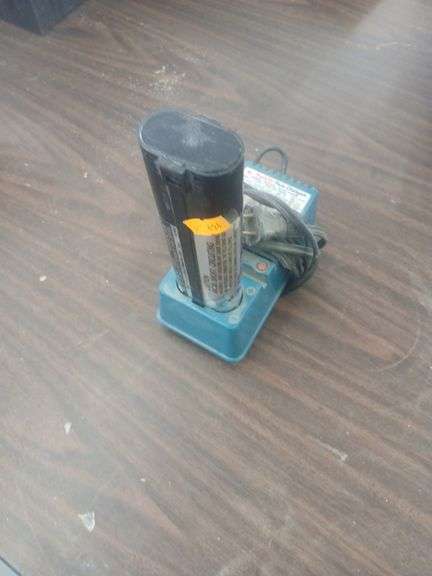 Makita fast charger with battery image