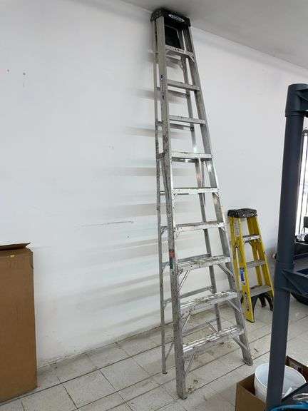 10 foot Werner aluminum ladder image