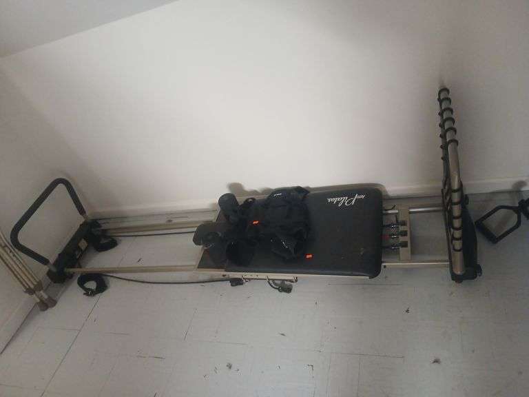 Total gym pro workout machine. image