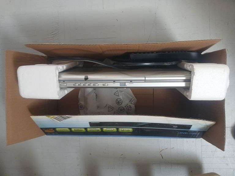 DVD player with 2 remotes. image