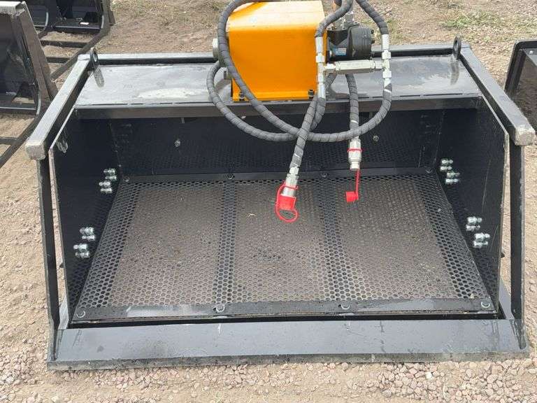 GIYI Mini Skid Steer Vibrating Screener bucket image