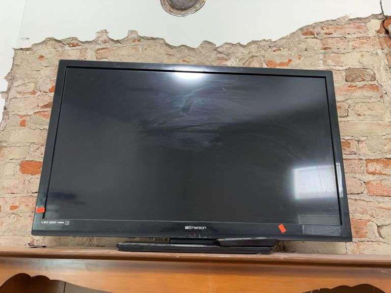 Emerson 32inch TV image
