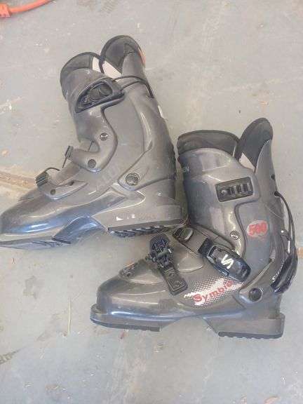 Size 7 Salomon ski boots image