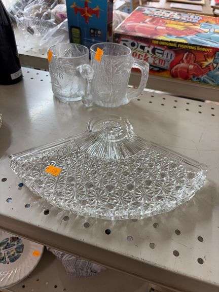 Daisy and Button fan-shaped glass plate and 2 Flintstone coffee cups image