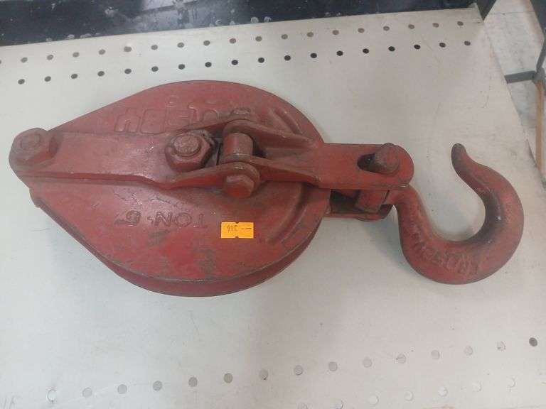 Vintage 2 ton pulley image