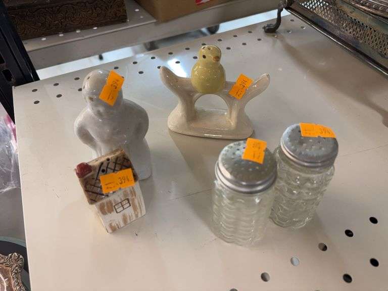 Miscellaneous salt and pepper shakers image