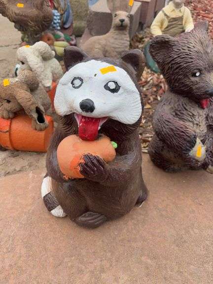 Racoon stone yard decoration image