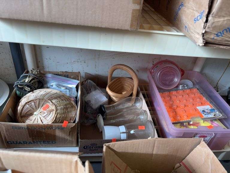 Miscellaneous kitchenware image