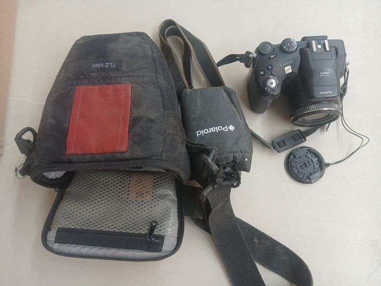 S7000 finepix camera w case image
