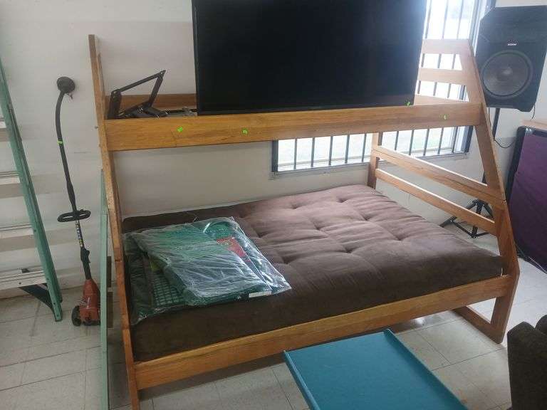 Twin/full wooden bunkbed image