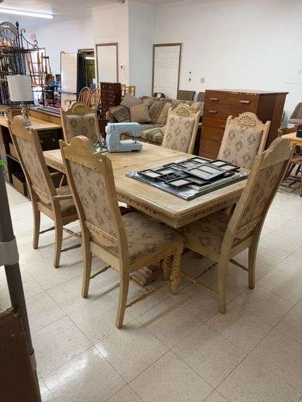 Kitchen table and 6 chairs image