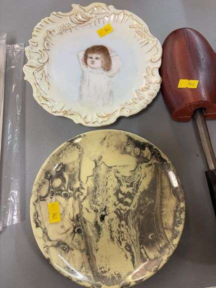 Shoe tree and 2 decorative plates image