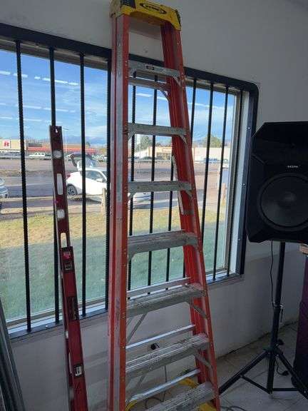 Werner 8 ft Fiberglass Step Ladder – 300 lb Type IA image