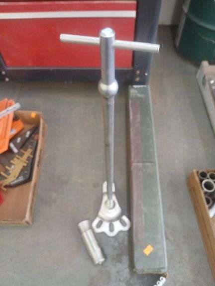 Wheels hub puller slide hammer image