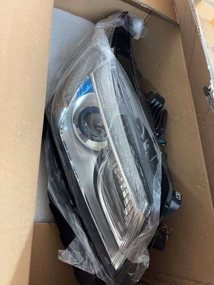 Passenger side head light for Lincoln image