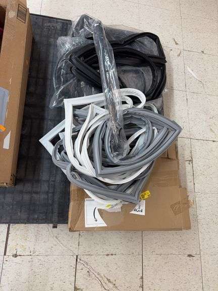 Miscellaneous Refrigerator and freezer gaskets 1 refrigerator shelf, no glass, 1 refrigerator handle image