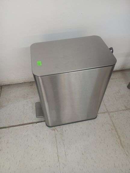 Metal trashcan w foot pedal image