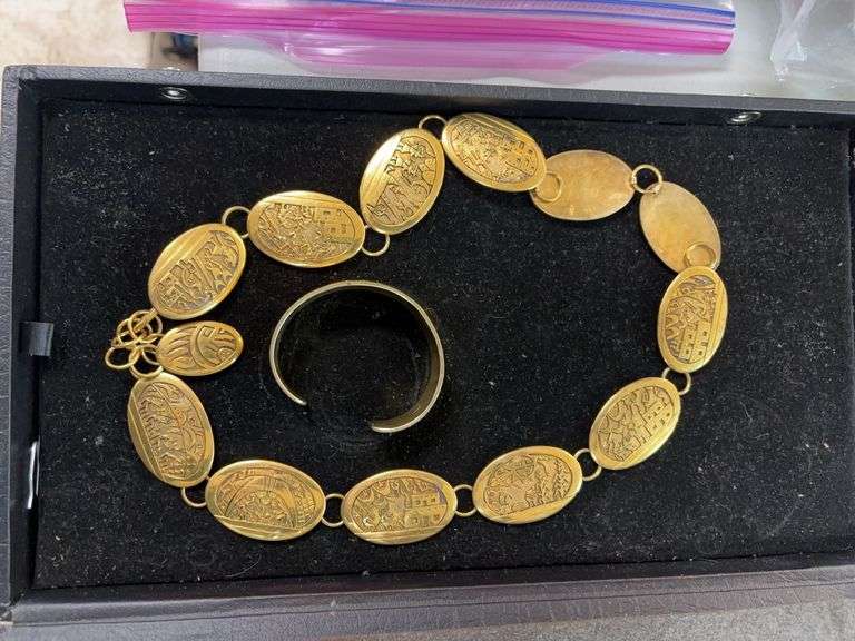 Gold tone gold necklace with cuff costume, jewelry image