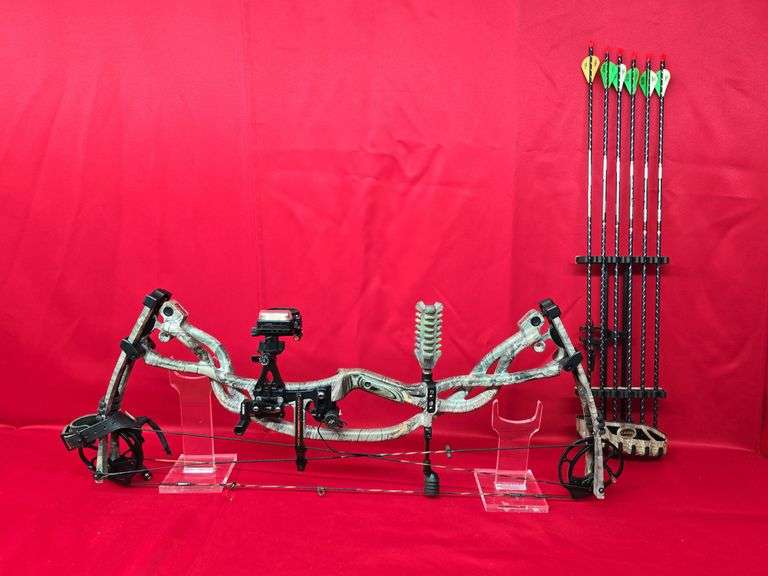 HOYT Carbon Technology Compound Bow w/ Arrows and Case image
