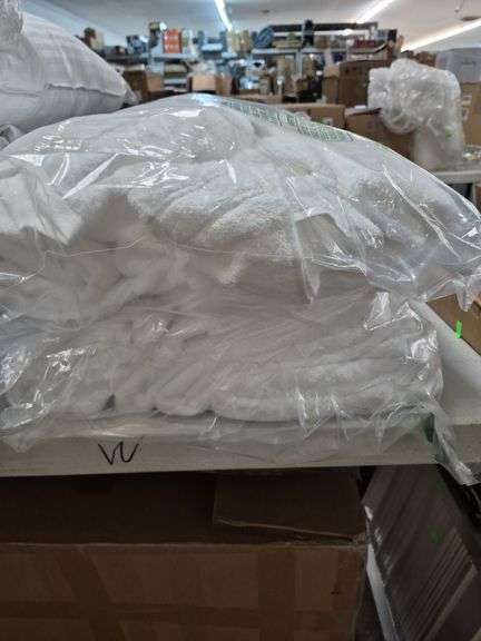 2 sets of white towels image