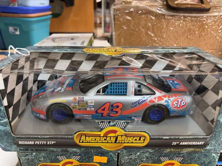 American Muscle Richard Petty STP die cast car image