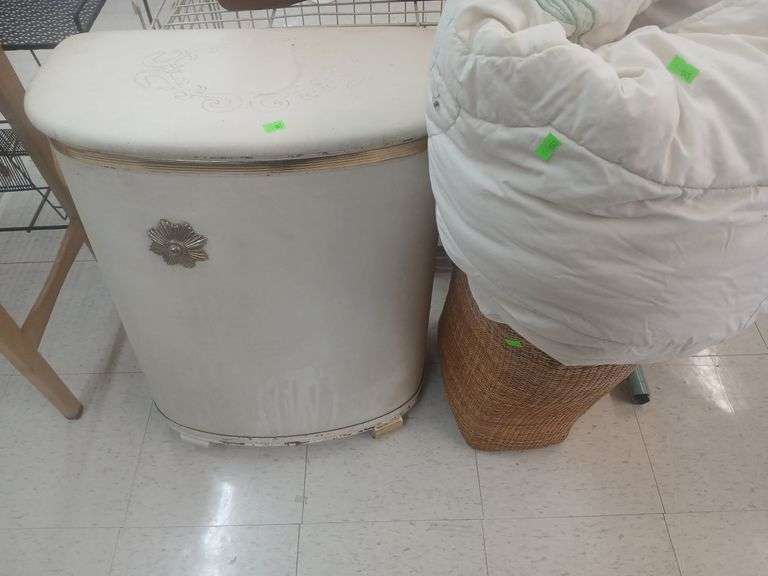 2 hampers and a blanket image