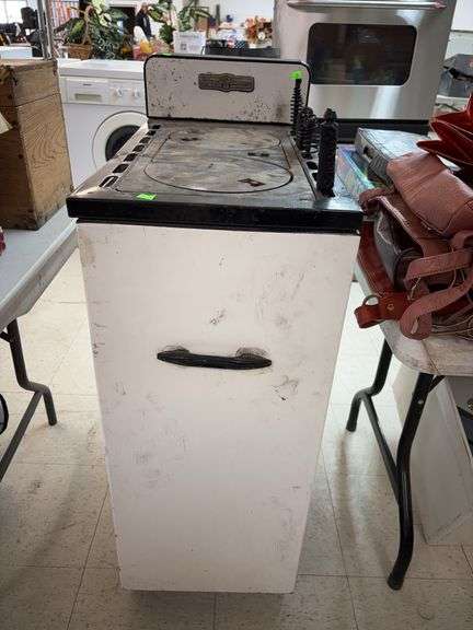 Vintage Monarch Paramount stove image